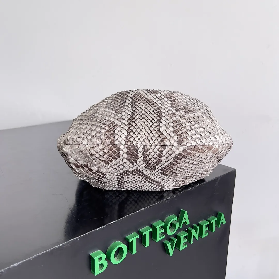 Batch 2760 Bottega Veneta python skin Jodie, this kind of rare leather bag always makes people feel difficult to control, but in fact, the simpler the clothes, the more natural and wild beauty of the bag can be shown. Jodie is a classic model of BV family. This time the python skin breaks the original cute and sweet style. It must be said that the designer's bold attempt has created a different kind of beauty. The representative spirit of python is strength and mystery, which corresponds to the beautiful quality of modern women's independence and strength. Style number: 789246 Size: 23*15*5cm